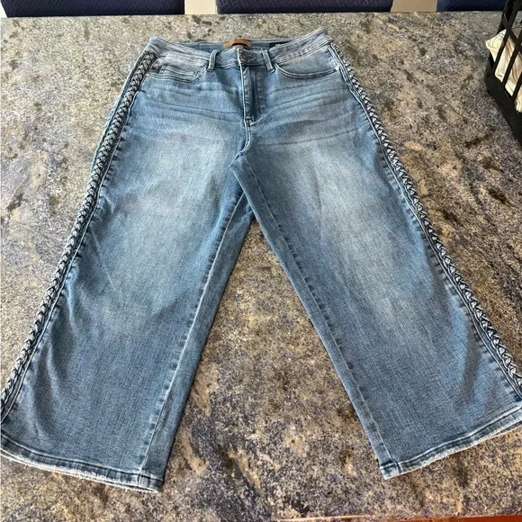 Judy Blue Forgetting You Cropped Blue Jeans with Braided side Detail 16 W - Picture 13 of 15